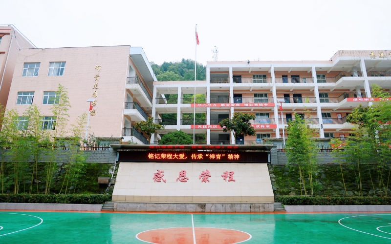 十七年深情伴成長(zhǎng)，十五載回訪續(xù)華章 —— 榮程集團(tuán)董事會(huì)主席張榮華一行回訪略陽(yáng)榮程中學(xué)